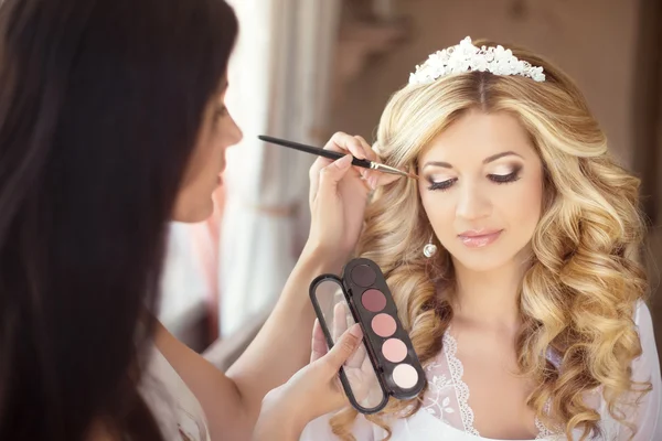 Beautiful bride wedding with makeup and curly hairstyle. Stylist — Stock Photo, Image