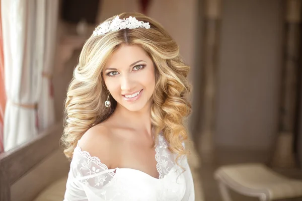 Maquillaje. Hermosa novia sonriente boda Retrato con boda ha — Foto de Stock