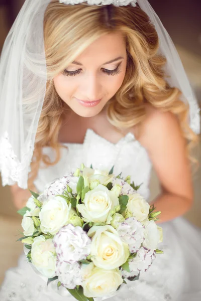 Atractiva novia con ramo de boda de rosas. Maquillaje de belleza. C — Foto de Stock