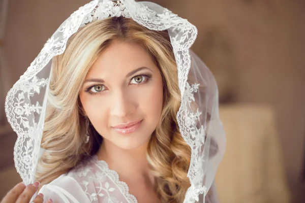Bella sposa con acconciatura da sposa alla moda in velo bianco. Cl — Foto Stock