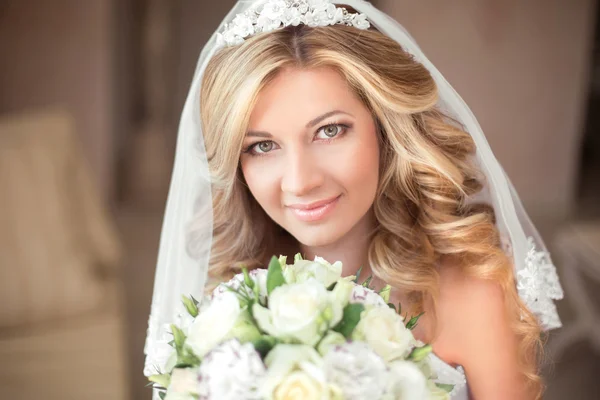 Свадебный портрет Красивая невеста с длинными волнистыми волосами и ма — стоковое фото