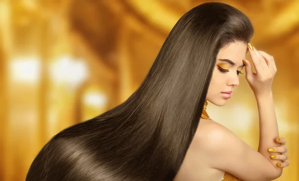 Piękne włosy. Piękna Brunetka kobieta z luksusowymi długimi włosami o — Zdjęcie stockowe