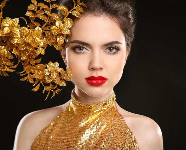 Mujer de moda de belleza en vestido dorado. Los labios rojos. Retrato de glamour —  Fotos de Stock