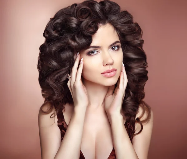 Penteado encaracolado. Menina bonita com cabelo ondulado longo. Morena ele — Fotografia de Stock