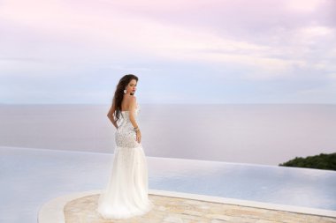 Güzel gelin kız gelinlik boncuklu. Yaz tatil fas