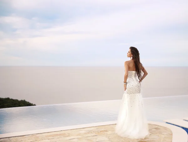 Bella sposa ragazza in abito da sposa in perline. Vacanze estive fas — Foto Stock