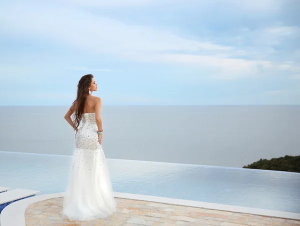 Belle jeune mariée en robe de mariée perlée. Vacances d'été fas — Photo