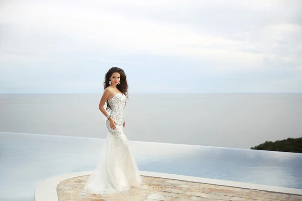 Retrato de casamento da menina noiva bonita. retrato ao ar livre. Brun. — Fotografia de Stock