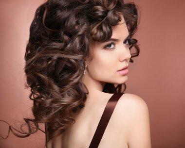 Sağlıklı saçlar. Makyaj. Güzel esmer kız ile uzun kıvırcık ha