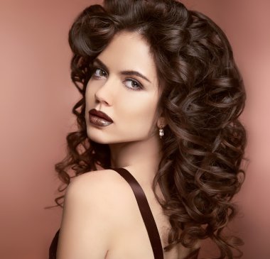 Dudaklar. Makyaj. Kıvırcık saç modeli. Güzellik kız portre. Moda Bea