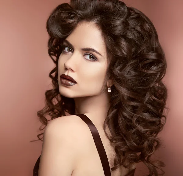 Dudaklar. Makyaj. Kıvırcık saç modeli. Güzellik kız portre. Moda Bea