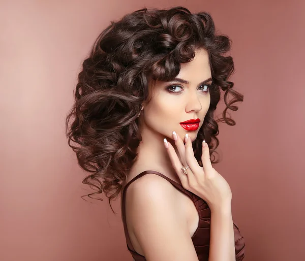 Maquillaje. Cabello. Uñas cuidadas. Mujer morena con labios rojos y — Foto de Stock