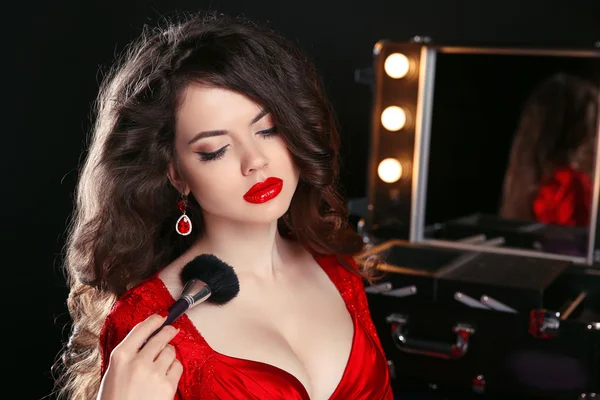 Make-up Rouge. Rote Lippen. Mode schöne Frau mit langen welligen — Stockfoto