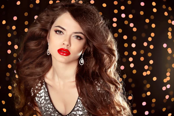 Rode lippen make-up, mooi meisje met lang golvend haar. mode oor — Stockfoto