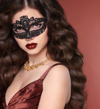 Güzellik kız portre Venedik dantel maskeli. Dalgalı saç modeli. İyileşmek