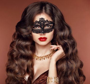 Uzun saçlı. Güzel genç kadın siyah gizemli Venedik Ma