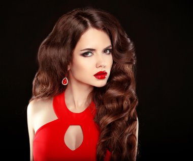 Makyaj. Zarif kadın. Moda küpe takı. Güzel kız w