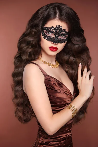 Moda de beleza mulher morena elegante. Saudável longo ondulado cabelo st — Fotografia de Stock