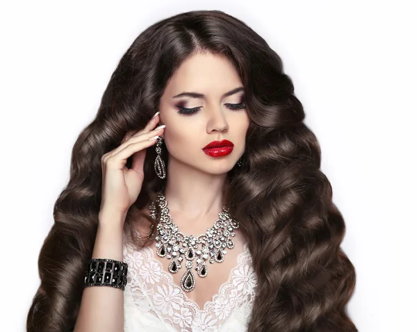 Gezond haar. Make-up. Mooie brunette meisje met lang golvend hai — Stockfoto