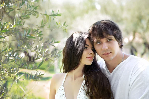 Romantic young couple outdoor portrait. Beautiful sensual brunet — Stock Photo, Image