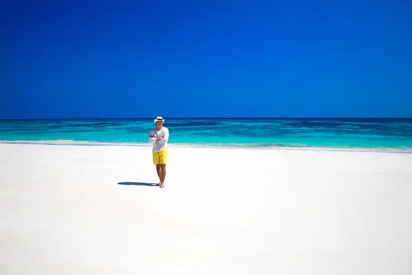 Natureza. À beira-mar. Feliz homem livre desfrutando a vida em tropical libertado — Fotografia de Stock