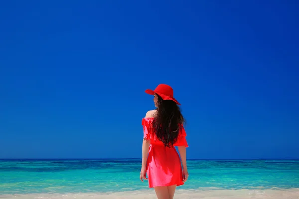 Mulher Morena em mar azul, Praia Tropical. Menina atraente em r — Fotografia de Stock