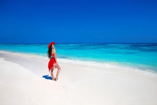 Hermosa mujer en sombrero disfrutando de vacaciones de verano en la playa exótica —  Fotos de Stock