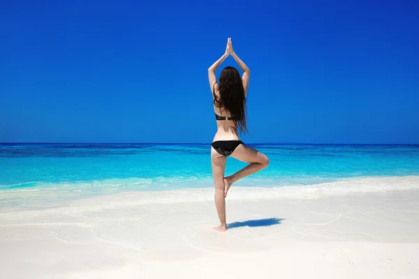 Mulher meditando na posição de ioga árvore na praia exótica. Zen... , — Fotografia de Stock