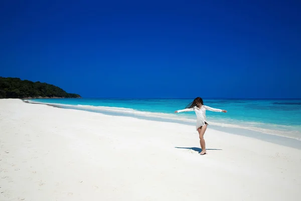 Keyfi. Kaygısız mutlu kadın silah tropik sahilde exo açın — Stok fotoğraf