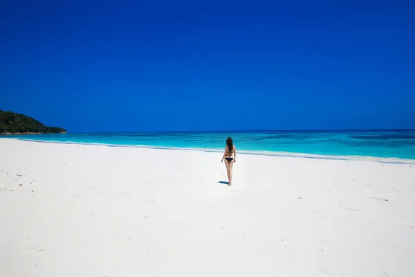 Disfruten. A la orilla del mar. Feliz mujer libre en la playa tropical, exótico —  Fotos de Stock
