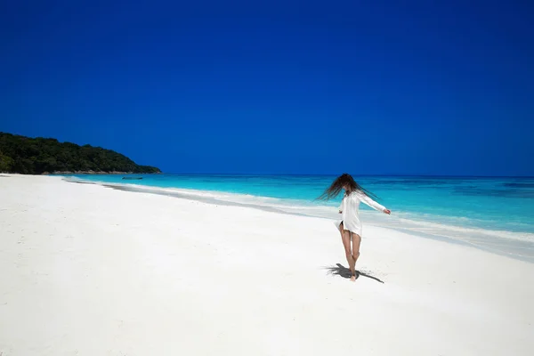 Disfruten. Despreocupada mujer feliz brazos abiertos en la playa tropical, exo —  Fotos de Stock