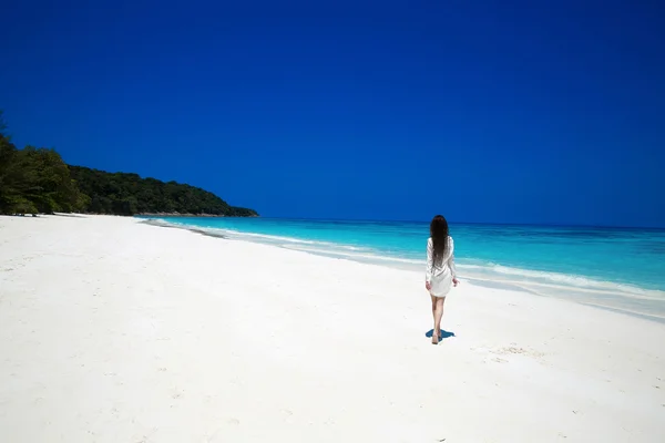 Despreocupado mujer morena feliz caminando en la playa tropical, exótico —  Fotos de Stock