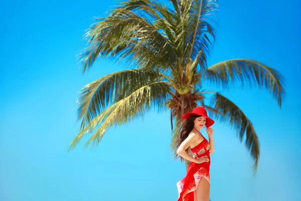 Belleza Chica joven despreocupada con sombrero rojo relajante en bea tropical —  Fotos de Stock