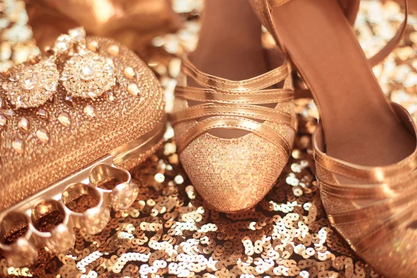 Roupas e acessórios para mulheres. Dourado. Sapatos de moda. Caro. — Fotografia de Stock
