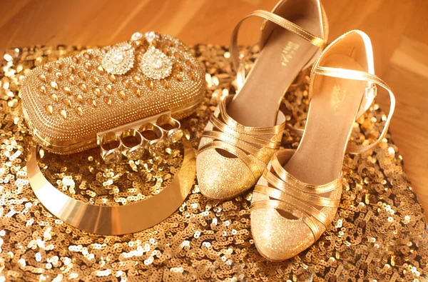 Altın. Kadın giysi ve aksesuarları. Moda ayakkabılar. Lüks je — Stok fotoğraf