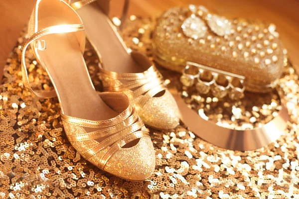 Doré. Des chaussures. Accessoires pour femmes. bijoux de mode de luxe. Expe — Photo