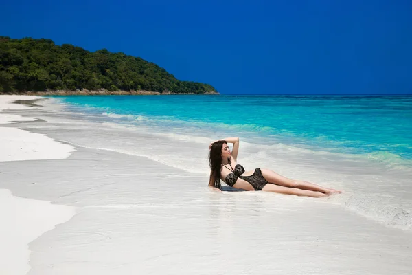 Beautiful sexy bikini girl model sun tanned On Tropical Beach. O — Stock Photo, Image