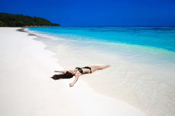 Mujer hermosa libre Disfrutando de la naturaleza tropical de playa. Bienestar. B) —  Fotos de Stock