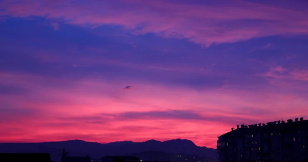 Φόντο Sunset, συννεφιασμένος ουρανός πάνω από την πόλη τη νύχτα. Φύση. — Φωτογραφία Αρχείου