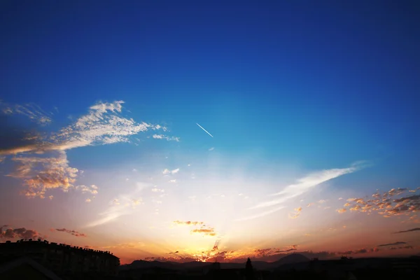 Zachód słońca z chmury, światło promieni, Błękitne niebo, naturalnego tła. w — Zdjęcie stockowe