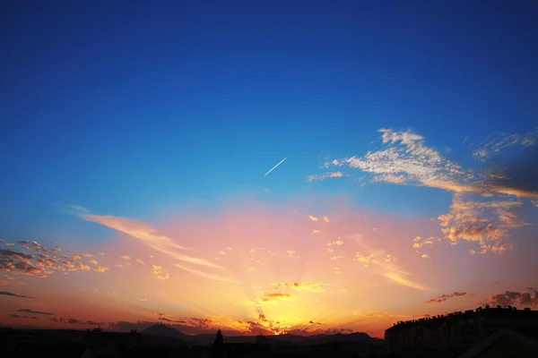 Zachód słońca z chmury, światło promieni, Błękitne niebo, naturalnego tła. w — Zdjęcie stockowe