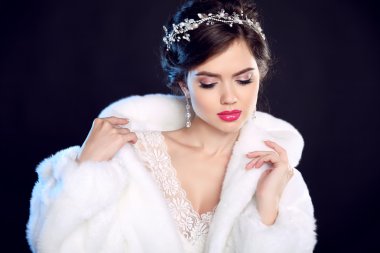 Moda portre ile beyaz kürk paltolu güzel genç kadın