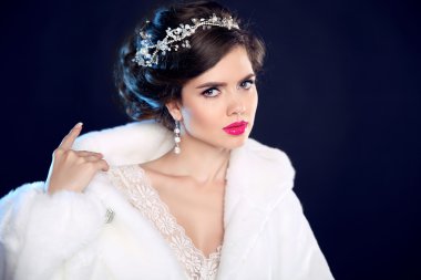 Moda portre ile beyaz kürk paltolu güzel kız modeli 