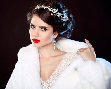 Moda portre ile beyaz kürk paltolu güzel genç kadın