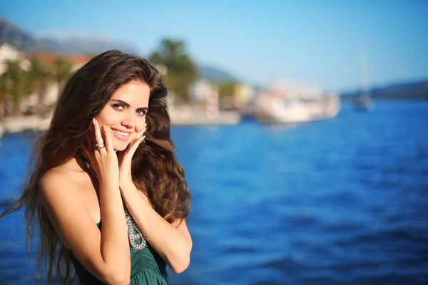 Portret van gelukkig lachende brunette vrouw met lang golvend haar thi — Stockfoto