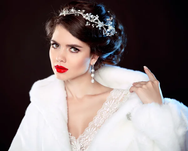 Modeporträt der schönen jungen Frau im weißen Pelzmantel mit — Stockfoto