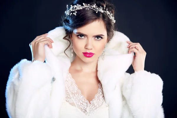 Winter beauty Elegant woman in white fur coat. Fashion model por — Stock Photo, Image