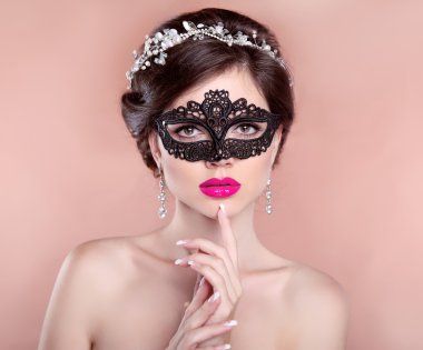 Güzellik makyaj. Saç modeli. Karnaval maskesi ile güzel kız. Fas