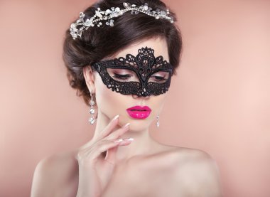 Makyaj. zarif saç modeli. Güzel esmer kız modeli. Manicu