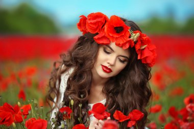 Kırmızı haşhaş çiçekleri güzel esmer kız alan doğa backgr